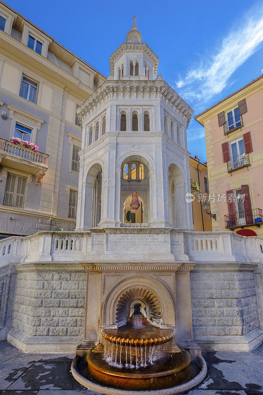 La Bollente是一座建于1870年的八角形大理石亭子，那里的海水在75°C(167°F)的温度下冒泡。意大利皮埃蒙特的Acqui Terme